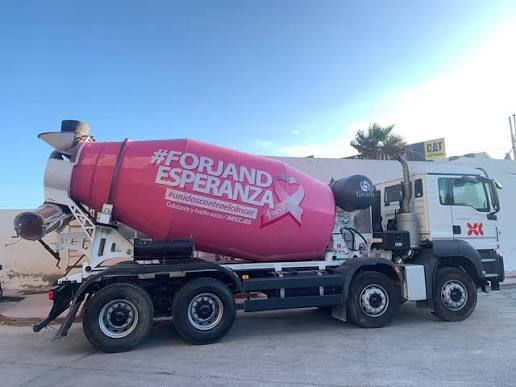 Hormigonera rosa de Horcasa con el mensaje Forjando esperanza